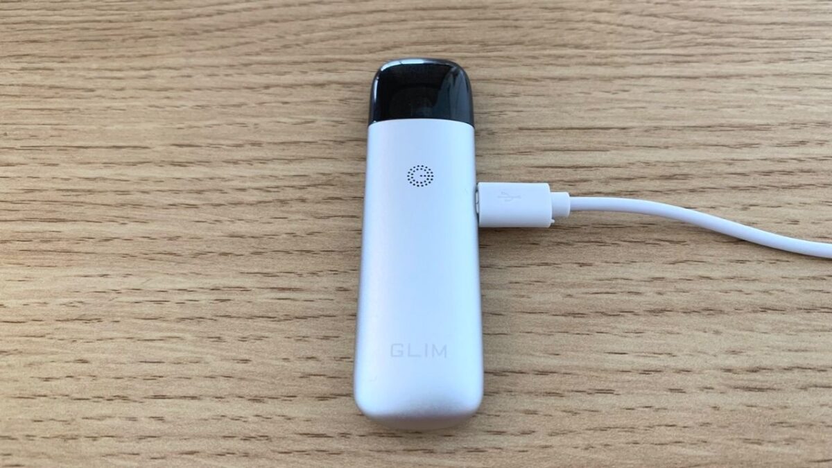 INNOKIN GLIM POD（イノキングリムポッド）に充電コードを差した画像