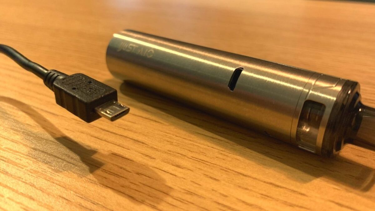 充電コード（micro USB）と充電穴